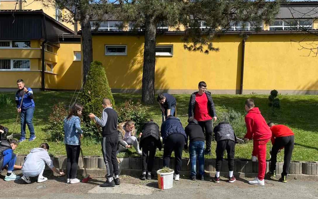 Вриједне руке ученика уредиле школско двориште